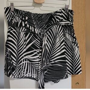 💚Bundle & save💚Black and White High Waist shorts with pockets